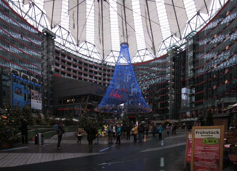 sony center potsdamerplatz.jpg - Zondagmorgen: we beginnen de dag in het Sony center op de Potsdamerplatz. Ook hier vinden we binnen en buiten de kraampjes van een kerstmarkt. Het is nog rustig maar veel ondernemers zijn al druk bezig met het bereiden van voedsel. Men verwacht schijnbaar een grote drukte.